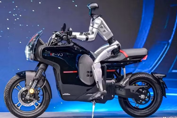 Honda E-VO được trang bị động cơ điện đặt giữa cho công suất tối đa 21 mã lực. Công suất này được truyền tới bánh sau qua hệ thống truyền động đai, cho khả năng vận hành mượt và ít ồn hơn so với truyền động xích.