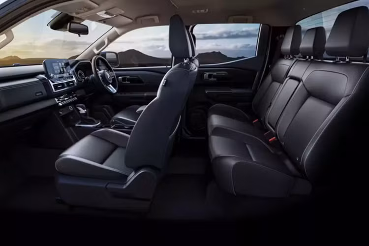 Bên cạnh đó là ghế ngồi được bọc da tổng hợp có khả năng phản xạ nhiệt. Chưa hết, xe còn sở hữu hệ thống kiểm soát hành trình thích ứng, cho phép người lái cài đặt tốc độ theo ý muốn. Xe sẽ sử dụng radar để tính toán và duy trì khoảng cách phù hợp với phương tiện phía trước, đồng thời tự động giảm tốc cho đến khi dừng hẳn.