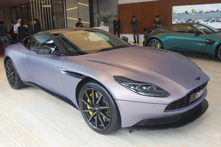 Cốp sau của Aston Martin DB11 được trang bị 1 tấm kính trong suốt có thể nhìn rõ vào bên trong khoang lái, phía trên tấm kính này là đèn phanh. 1 cánh gió ảo Virtual Spoiler trên Aston Martin DB11 cũng giúp xe có tính khí động học tốt hơn.