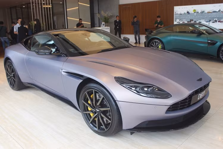Cốp sau của Aston Martin DB11 được trang bị 1 tấm kính trong suốt có thể nhìn rõ vào bên trong khoang lái, phía trên tấm kính này là đèn phanh. 1 cánh gió ảo Virtual Spoiler trên Aston Martin DB11 cũng giúp xe có tính khí động học tốt hơn.