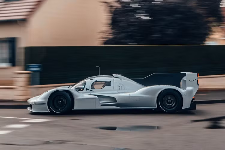 Porsche 963 RSP mang những tinh túy nhất từ phiên bản đua lên chiếc xe có thể di chuyển hợp pháp trên đường phố. Cả 2 mang màu sơn bạc Martini Silver với 3 lớp sơn phủ bóng phức tạp.