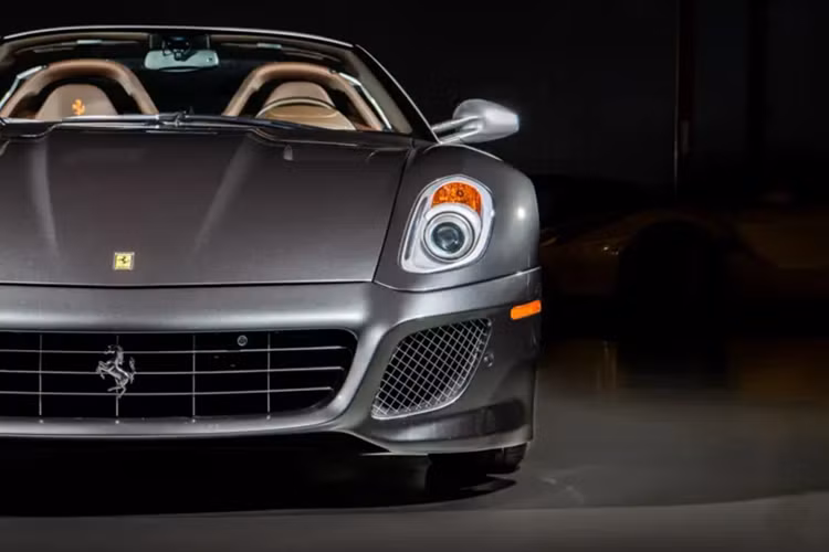 Ngoài màu sắc hiếm và hấp dẫn, xe còn được trang bị nhiều tùy chọn bao gồm: thảm Alcantara, bọc da cho lưng ghế, da Cioccolato cho bảng điều khiển phía trên và vô-lăng, kính chắn gió cách nhiệt, kết nối iPod, cũng như cảm biến đỗ xe trước và sau. Nhấn mạnh đặc tính grand touring của SA Aperta, xe còn được trang bị bộ hành lý Schedoni và túi đựng vest.