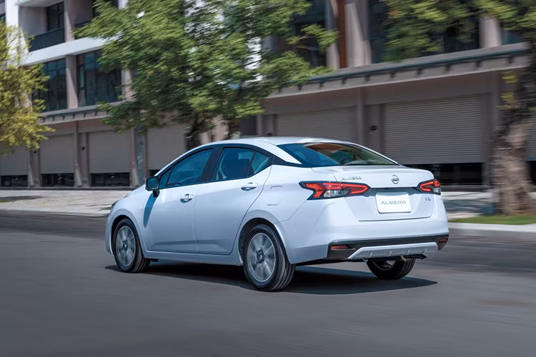 Với ưu đãi lệ phí trước bạ, khách hàng sẽ tiết kiệm được số tiền từ 26 - 53 triệu đồng, cao hơn một số đối thủ cùng phân khúc như Toyota Vios và Honda City. Trong tháng 6 này, bộ đôi Toyota Vios và Honda City chỉ được hãng ưu đãi 50% lệ phí trước bạ.