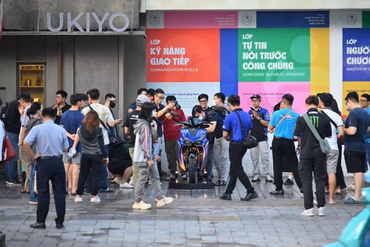 Một trong những điểm nhấn ở Yamaha NVX 155 2025 là bảng đồng hồ kỹ thuật số hiển thị màu với 3 chế độ khác nhau, giúp người dùng dễ dàng quan sát thông tin trong mọi điều kiện ánh sáng.