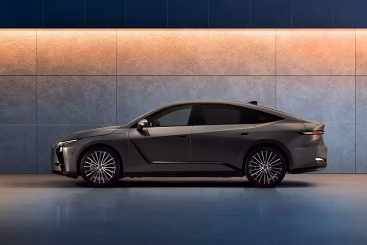 Ngay cả kích thước của Lexus ES mới cũng tăng đáng kể. Xe dài hơn 165 mm so với thế hệ trước trong khi chiều dài cơ sở tăng thêm 80 mm, mang lại không gian nội thất rộng rãi hơn rõ rệt. Bên trong ES thế hệ thứ 8, Lexus đã chú trọng nâng cấp trải nghiệm công nghệ.