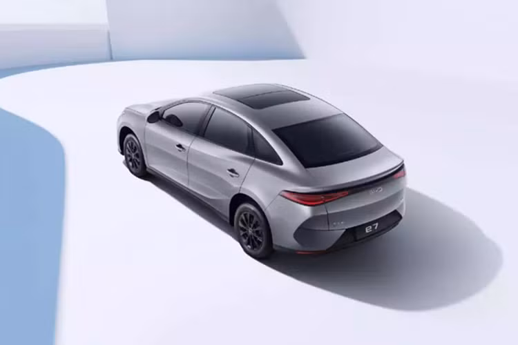 Khác với nhiều mẫu ô tô điện đang bán trên thị trường, BYD e7 chỉ dùng tay nắm cửa truyền thống thay vì loại ẩn vào thân xe. Điều này cũng cho thấy đây là một mẫu xe thuộc phân khúc phổ thông. Bên cạnh đó là bộ mâm 16 inch sơn màu đen bóng.