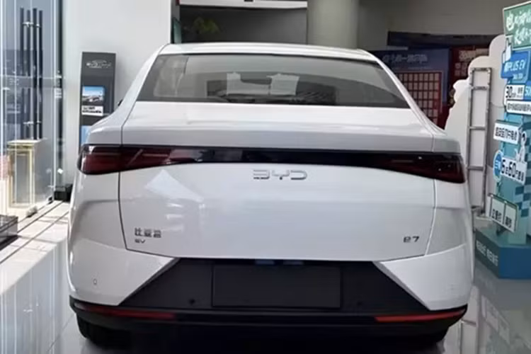 Điểm nổi bật của BYD e7 là phần đầu xe được thiết kế khí động lực học với đèn pha sắc nét, phần mũi xe nhọn giống cá mập và hốc gió nhỏ hình thang. Tuy là xe giá rẻ nhưng e7 lại mang trên mình ngoại hình gợi nhớ đến mẫu ô tô điện Denza Z9 cao cấp.