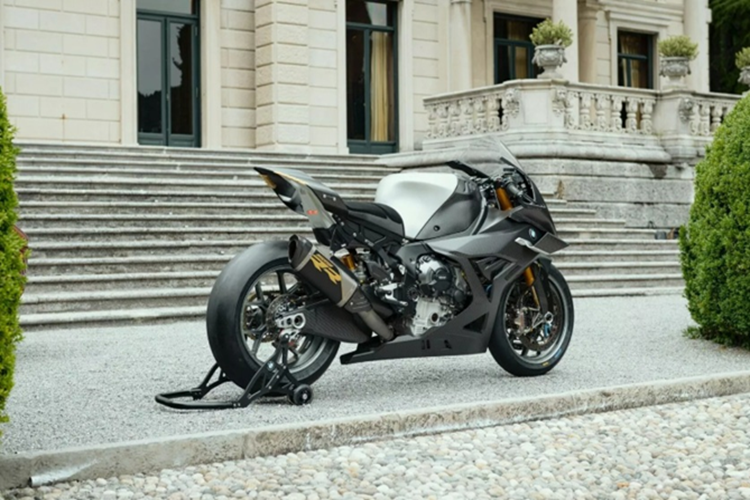 Đáng chú ý là biểu tượng BMW dạng tròn được tích hợp trực tiếp vào hốc hút gió phía trước, đây là một chi tiết hiếm thấy trên mô tô. Xe còn được trang bị hệ thống đèn LED Matrix xếp tầng, kính chắn gió tối giản, bảng đồng hồ kỹ thuật số và cụm đèn hậu với dòng chữ “RR” phát sáng độc đáo.