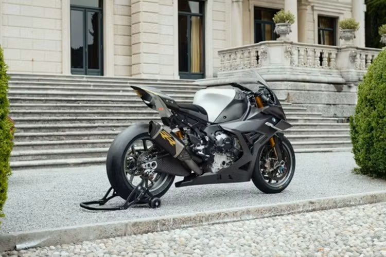 Đáng chú ý là biểu tượng BMW dạng tròn được tích hợp trực tiếp vào hốc hút gió phía trước, đây là một chi tiết hiếm thấy trên mô tô. Xe còn được trang bị hệ thống đèn LED Matrix xếp tầng, kính chắn gió tối giản, bảng đồng hồ kỹ thuật số và cụm đèn hậu với dòng chữ “RR” phát sáng độc đáo.