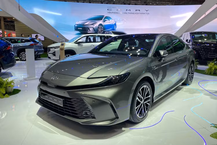 Ngoài ra, xe còn được trang bị tính năng cảnh báo điểm mù và phương tiện cắt ngang phía sau; Phanh khẩn cấp tự động. Phiên bản cao nhất còn được trang bị thêm camera 360 độ, phanh tay điện tử và tính năng giữ phanh tự động.