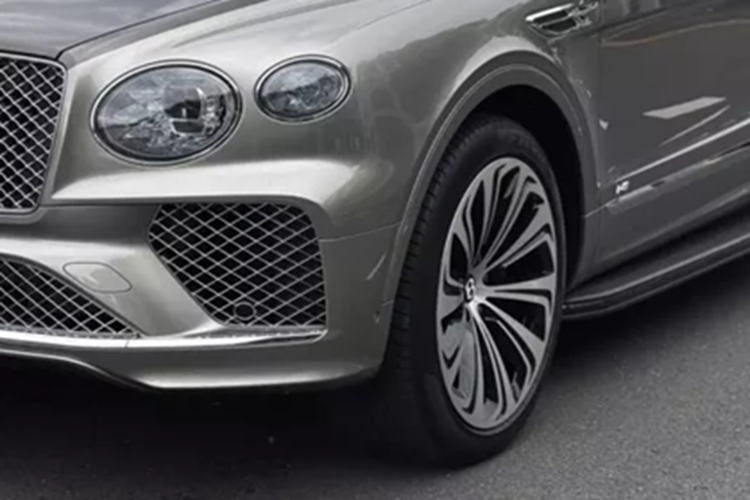 Ngoại thất chiếc xe SUV siêu sang Bentley Bentayga này được hoàn thiện 2 màu sơn là xám và đen rất cá tính, ngoại thất xe có nhiều chi tiết mạ crôm sáng bóng, bộ mâm đa chấu kép cũng rất đẹp mắt. Nội thất xe này thuộc bản 4 chỗ ngồi.
