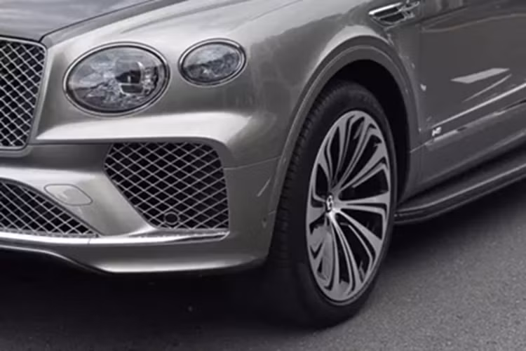 Ngoại thất chiếc xe SUV siêu sang Bentley Bentayga này được hoàn thiện 2 màu sơn là xám và đen rất cá tính, ngoại thất xe có nhiều chi tiết mạ crôm sáng bóng, bộ mâm đa chấu kép cũng rất đẹp mắt. Nội thất xe này thuộc bản 4 chỗ ngồi.
