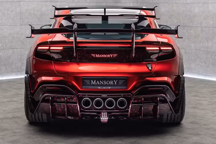 Ngoại thất của Pugnator Tricolore với 3 tông màu Đỏ - Trắng - Xanh theo đúng với màu cờ Ý, các tông màu được phối kéo vệt dài bổ trợ cho các chi tiết trang trí sợi carbon. Đây không chỉ là lớp phủ trong suốt có màu; Mansory đã thêm màu vào nhựa resin dùng cho các bộ phận sợi carbon.