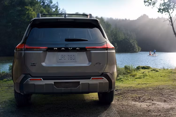 Giá bán cụ thể sẽ được công bố gần thời điểm mở bán. Tuy nhiên, với những thay đổi mang tính toàn diện về thiết kế, công nghệ, vận hành và đặc biệt là chiến lược điện hóa, RAV4 2026 được kỳ vọng sẽ tiếp tục giữ vững ngôi vương trong phân khúc SUV đô thị toàn cầu.