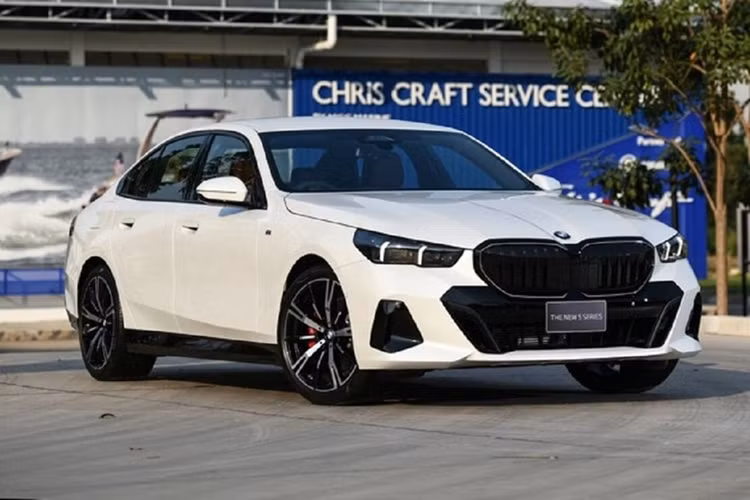 Cần số truyền thống được thay bằng nút gạt, cửa sổ trời toàn cảnh lần đầu có mặt trên mẫu xe này, kết hợp cùng hệ thống đèn viền nội thất ẩn tinh tế. Về sức mạnh, BMW 5-Series vẫn sẽ có nhiều phiên bản và nhiều cấu hình động cơ. Tham khảo tại thị trường Mỹ, bản tiêu chuẩn 520i sẽ được trang bị máy 2.0L công suất 188 mã lực, mô-men xoắn 310 Nm.