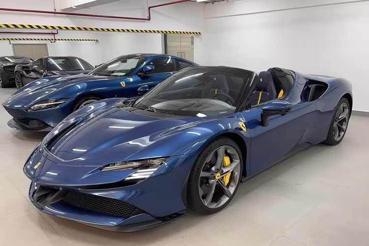 Anh đã nhanh chóng sở hữu chiếc siêu xe mui trần Ferrari SF90 Spider được mua thông qua diện phân phối chính hãng, giá bán của xe được bật mí gần 55 tỷ đồng, đã bao gồm luôn chi phí lăn bánh, 1 số tiền không nhỏ cho ai có ý định chơi siêu xe.