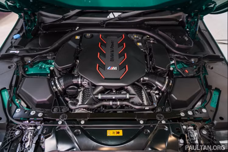 Xe được trang bị pin lithium-ion dung lượng 18,6 kWh, cung cấp phạm vi thuần điện 69 km (theo tiêu chuẩn WLTP), với khả năng chạy điện hoàn toàn ở tốc độ lên tới 140 km/h. Công suất sạc AC tối đa đạt 11 kW, cho phép sạc đầy trong khoảng 3 giờ 15 phút.