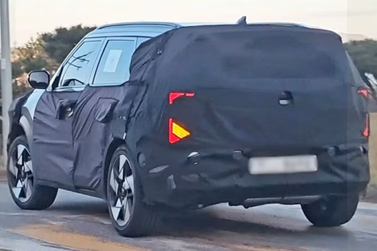 Cụ thể, bản hybrid chủ lực có thể có giá khởi điểm khoảng 20 triệu won (tương đương 374,7 triệu đồng). Tuy nhiên, nếu về đến thị trường Việt Nam, mức giá này chắc chắn sẽ cao hơn đáng kể do các yếu tố về thuế và chi phí nhập khẩu. Hiện tại, Kia Seltos đang được phân phối chính hãng tại Việt Nam với giá từ 599 triệu đồng.