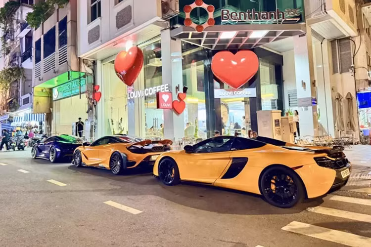Trong dàn siêu xe này có 3 chiếc mang thương hiệu McLaren, ngoài ra là Ferrari 488 GTB mang gói độ Novitec rất đẹp mắt. Về 3 chiếc siêu xe McLaren đó là các mẫu xe 650S Spider, 720S và 765LT phiên bản giới hạn toàn cầu chỉ có 765 xe sản xuất.