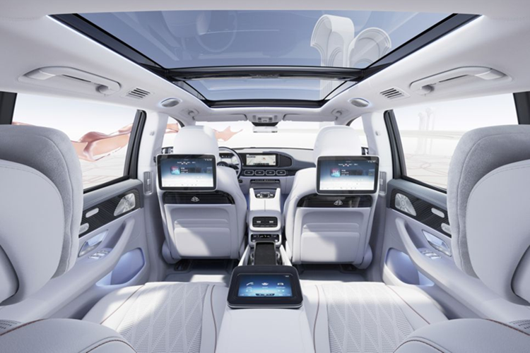 Trong khi đó, phiên bản Maybach GLS 600 2025 được hoàn thiện tinh tế hơn, nhấn mạnh vào đẳng cấp và sự thoải mái cho hành khách phía sau.