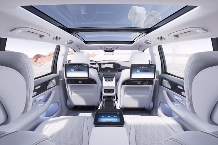 Trong khi đó, phiên bản Maybach GLS 600 2025 được hoàn thiện tinh tế hơn, nhấn mạnh vào đẳng cấp và sự thoải mái cho hành khách phía sau.