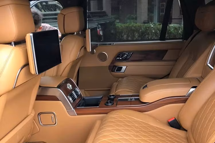 Nhanh chính là khối động cơ "khủng" V8, dung tích 5.0 lít, siêu nạp của xe sản sinh ra công suất tối đa 565 mã lực và mô-men xoắn cực đại lên đến 700 Nm.