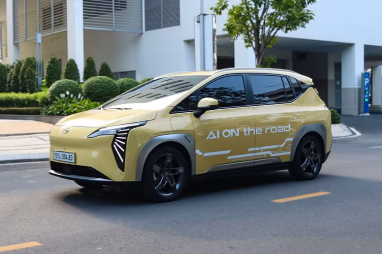 Tại thị trường Trung Quốc, GAC Aion Y Plus 2025 có 4 phiên bản với mức giá dao động từ 99.800 - 123.800 Nhân dân tệ (tương đương 349 - 433 triệu đồng). Tại Việt Nam, mẫu xe này từng ra mắt vào năm 2024 với 1 phiên bản và giá bán từ 888 triệu đồng.