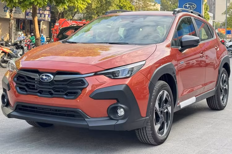 Trong khi đó, thiết kế của Subaru Crosstrek mang hơi hướng cứng cáp và thể thao. Trang bị của xe khá phong phú với hệ thống đèn LED, bộ vành hợp kim 18 inch, ghế lái chỉnh điện 10 hướng, ghế phụ chỉnh điện 8 hướng, vô lăng 3 chấu tích hợp phím chức năng, bảng đồng hồ analog với màn hình hiển thị đa thông tin