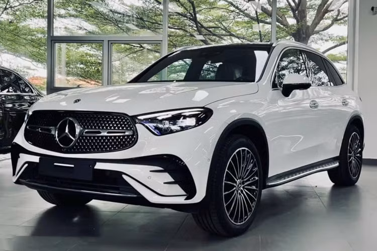 Nằm bên dưới nắp ca-pô của Mercedes-Benz GLC 200 4Matic là động cơ xăng 4 xi-lanh thẳng hàng, tăng áp, dung tích 2.0L với sự hỗ trợ của công nghệ mild hybrid 48V.
