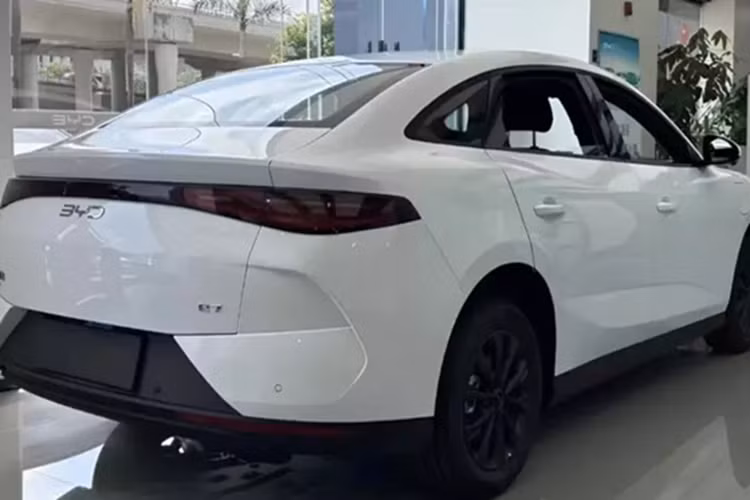 Trái ngược với thiết kế "na ná" Denza Z9 là trang bị khá "đơn sơ" hơn nhiều. Theo đó, BYD e7 chỉ được trang bị tay nắm cửa truyền thống và mâm 16 inch. Ngoài ra, xe còn đi kèm cổng sạc đặt tại chắn bùn trước bên phải.