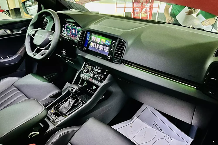 Dù ở phiên bản nào, xe cũng sở hữu nội thất bọc da, ghế chỉnh điện 12 hướng, ghế lái nhớ 3 vị trí, màn hình cảm ứng trung tâm 8 inch, kết nối Apple CarPlay/Android Auto không dây và điều hòa tự động 2 vùng độc lập.