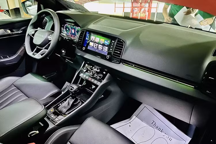Dù ở phiên bản nào, xe cũng sở hữu nội thất bọc da, ghế chỉnh điện 12 hướng, ghế lái nhớ 3 vị trí, màn hình cảm ứng trung tâm 8 inch, kết nối Apple CarPlay/Android Auto không dây và điều hòa tự động 2 vùng độc lập.