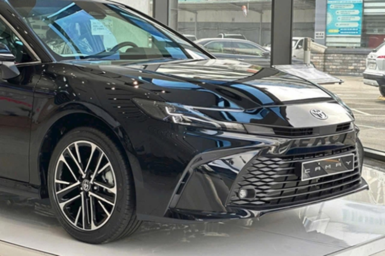 Bỏ ra số tiền này, khách hàng sẽ nhận về mẫu sedan hạng D có thiết kế trẻ trung hơn và trang bị đầy đủ hơn. Cụ thể, Toyota Camry mới có những trang bị tiêu chuẩn như hệ thống đèn LED, vành hợp kim 18 inch, ghế lái chỉnh điện 10 hướng/làm mát, bảng đồng hồ kỹ thuật số