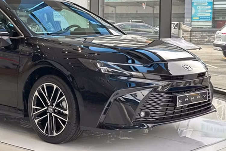 Bỏ ra số tiền này, khách hàng sẽ nhận về mẫu sedan hạng D có thiết kế trẻ trung hơn và trang bị đầy đủ hơn. Cụ thể, Toyota Camry mới có những trang bị tiêu chuẩn như hệ thống đèn LED, vành hợp kim 18 inch, ghế lái chỉnh điện 10 hướng/làm mát, bảng đồng hồ kỹ thuật số