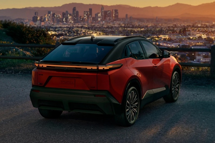 Xe sử dụng chuẩn sạc NACS và hỗ trợ sạc nhanh DC với công suất 150 kW, cho phép nạp từ 10% lên 80% pin chỉ trong khoảng 30 phút. Toyota xác nhận C-HR thuần điện sẽ chính thức có mặt tại các đại lý ở Bắc Mỹ vào năm 2026.