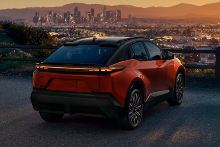 Xe sử dụng chuẩn sạc NACS và hỗ trợ sạc nhanh DC với công suất 150 kW, cho phép nạp từ 10% lên 80% pin chỉ trong khoảng 30 phút. Toyota xác nhận C-HR thuần điện sẽ chính thức có mặt tại các đại lý ở Bắc Mỹ vào năm 2026.