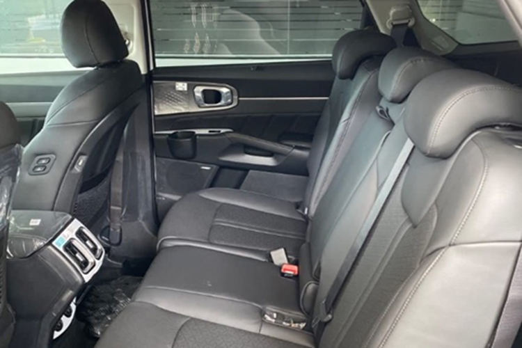 Kia Sorento đang được phân phối tại Việt Nam là thế hệ thứ tư, ra mắt thị trường từ năm 2020 do THACO nhập khẩu và lắp ráp. Xe sở hữu nội thất hiện đại với hai màn hình sắc nét kích thước lần lượt 12,3 inch và 10,25 inch đặt liền kề, cùng màn hình hiển thị kính lái (HUD) giúp tăng trải nghiệm lái.