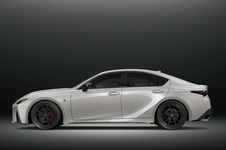 Trong hai thập kỷ, Lexus IS đã bán được khoảng 1,3 triệu chiếc hơn 40 quốc gia và khu vực trên toàn cầu. IS ra mắt từ năm 1999, mẫu xe này theo đuổi niềm vui lái xe với tư cách là sedan thể thao dẫn động cầu sau nhỏ gọn khiến các đối thủ châu Âu phải dè chừng.