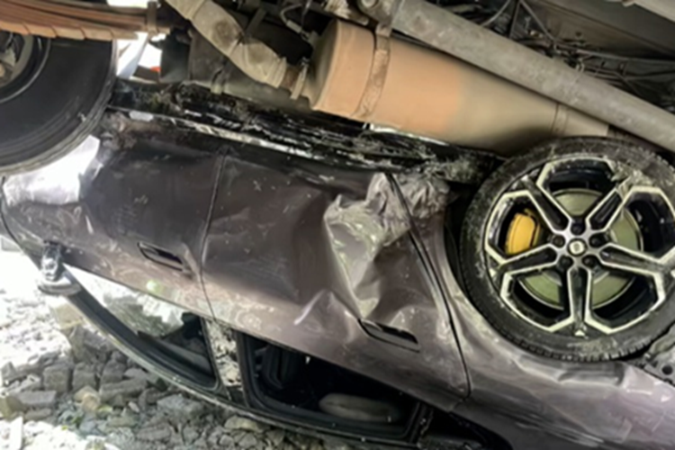 Dù chịu thiệt hại nặng nghiêm trọng, phần kết cấu chính của SU7 Max vẫn giữ được độ ổn định cần thiết. Theo đoạn video được chia sẻ có thể thấy toàn bộ các cửa xe có thể mở bình thường. Đặc biệt, hệ thống trợ lý giọng nói vẫn phản hồi khi được kích hoạt, thậm chí điều khiển được cốp trước.