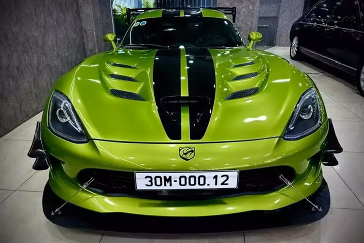 Chiếc siêu xe Dodge Viper ACR này có giá bán trên 20 tỷ đồng và tại Việt Nam chỉ có đúng 1 người sở hữu mẫu xe này, nhưng đã bán lại, nay xe đang chờ người mua mới. Siêu phẩm rắn này vừa mới bị bắt gặp trên đường phố An Dương Vương, quận 5.