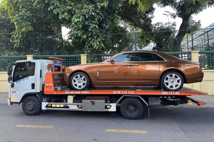 Muốn sở hữu xe Rolls-Royce Ghost đời cũ mà tài chính chỉ hơn 6 tỷ đồng các bạn có thể mua xe Series I đã hơn 10 năm tuổi. Tuy nhiên, số lượng xe rao bán khá nhiều nhưng chưa có xe nào mang màu lạ như chiếc Rolls-Royce Ghost trong bài viết này.