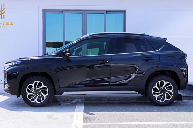 Đầu tiên là máy xăng 4 xi-lanh, dung tích 1,5L có mã K15C, kết hợp với công nghệ mild hybrid Smart Hybrid Vehicle by Suzuki (SHVS) dành cho phiên bản SGX và GX. Động cơ xăng tạo ra công suất tối đa 101 mã lực tại tua máy 6.000 vòng/phút và mô-men xoắn cực đại 135 Nm tại tua máy 4.400 vòng/phút. Động cơ đi với mô-tơ điện giúp bổ sung 3,1 mã lực và 60 Nm cùng pin lithium-ion 6 Ah.