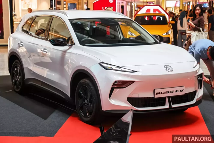 MG S5 EV 2025 mới đã từng được trưng bày tại Triển lãm Ô tô Malaysia 2025 cách đây không lâu. Đến nay, mẫu ô tô điện mới được bán ra ở thị trường Malaysia. Đây là thị trường Đông Nam Á thứ hai đón nhận mẫu xe này, sau Thái Lan.