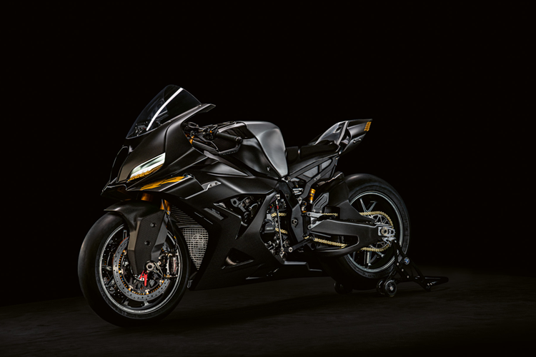 Bên cạnh mẫu xe ý tưởng, BMW Motorrad còn giới thiệu chiếc áo khoác Concept RR LTD làm từ da Nappa cao cấp, hợp tác cùng thương hiệu Meindl. Áo được thêu logo “BMW Motorrad” ở phần cổ sau và sản xuất giới hạn chỉ 50 chiếc. Giá bán chưa được công bố.