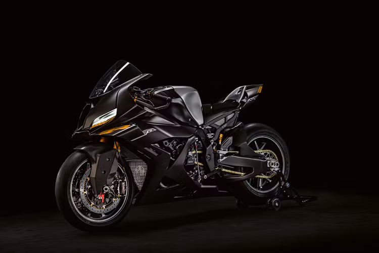 Bên cạnh mẫu xe ý tưởng, BMW Motorrad còn giới thiệu chiếc áo khoác Concept RR LTD làm từ da Nappa cao cấp, hợp tác cùng thương hiệu Meindl. Áo được thêu logo “BMW Motorrad” ở phần cổ sau và sản xuất giới hạn chỉ 50 chiếc. Giá bán chưa được công bố.