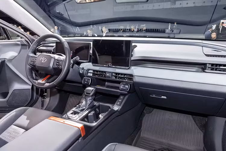 Các trang bị tiện nghi vẫn được giữ lại trong xe như bảng đồng hồ kỹ thuật số 12,3 inch và màn hình cảm ứng trung tâm 10,5 inch hoặc 12,9 inch. Hệ thống nút bấm vật lý để chỉnh điều hòa đã bị loại bỏ, thay vào đó là giao diện điều khiển kỹ thuật số hiển thị cố định trên màn hình trung tâm. Bên dưới cửa gió điều hòa trung tâm là khu vực đặt điện thoại có sạc không dây và các nút chuyển chế độ lái.