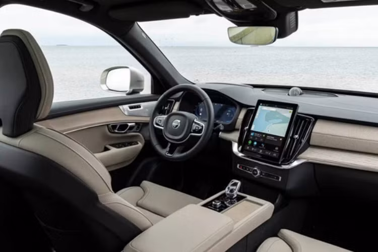 Các chi tiết như tay nắm cửa phẳng, mâm xe khí động học (19-21 inch), ốp thân bằng nhựa và mái kính toàn cảnh cố định càng nhấn mạnh hướng đi mới về thiết kế. XC70 được trang bị hệ truyền động plug-in hybrid mở rộng phạm vi (extended-range PHEV), kết hợp động cơ xăng 1.5L công suất 161 mã lực với bộ pin có hai tùy chọn: lithium iron phosphate hoặc ternary lithium-ion.