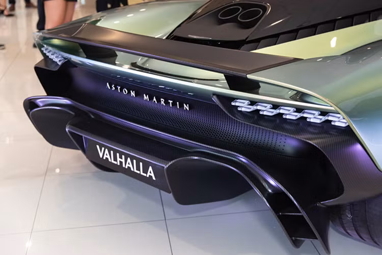 Xe sử dụng hộp số tự động ly hợp kép 8 cấp được phát triển và chế tạo độc quyền cho các cỗ máy dùng động cơ hybrid của Aston Martin, kết hợp với đó là việc xe được trang bị bộ vi sai chống trượt điện tử ở trục sau và có chế độ lùi bằng điện khi người lái chỉ sử dụng 2 mô tơ điện.