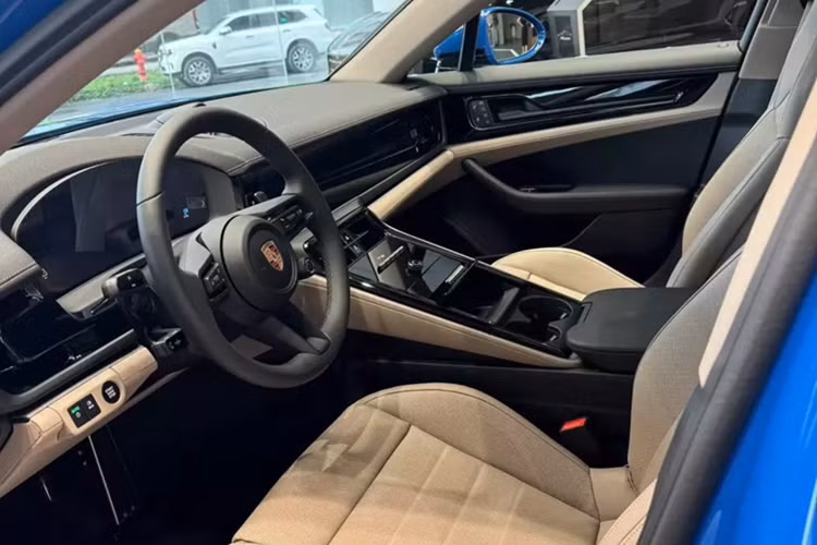 Tất nhiên, xe cũng có thêm những bộ vành la-zăng mới, bao gồm mâm 21 inch tùy chọn, lấy cảm hứng thiết kế từ Porsche 911 GT3. Ngoài ra Panamera thế hệ thứ 3 vẫn giữ lại phần nóc dốc về phía sau theo phong cách coupe như trước.