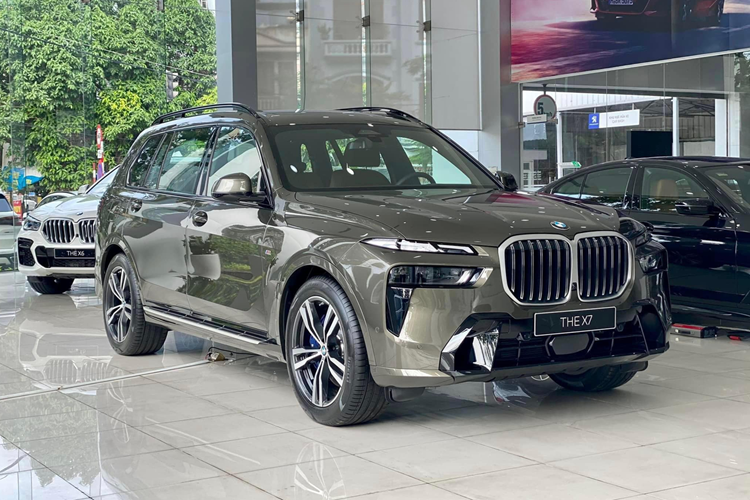 BMW X7 là mẫu SUV hạng sang cỡ lớn, cạnh tranh cùng các đối thủ như Lexus LX hay Mercedes-Benz GLS. Tại thị trường Việt Nam, cả hai phiên bản Pure Excellence và M-Sport đều được trang bị động cơ xăng I6 3.0L tăng áp kép, sản sinh công suất tối đa 381 mã lực và mô-men xoắn cực đại 540Nm.
